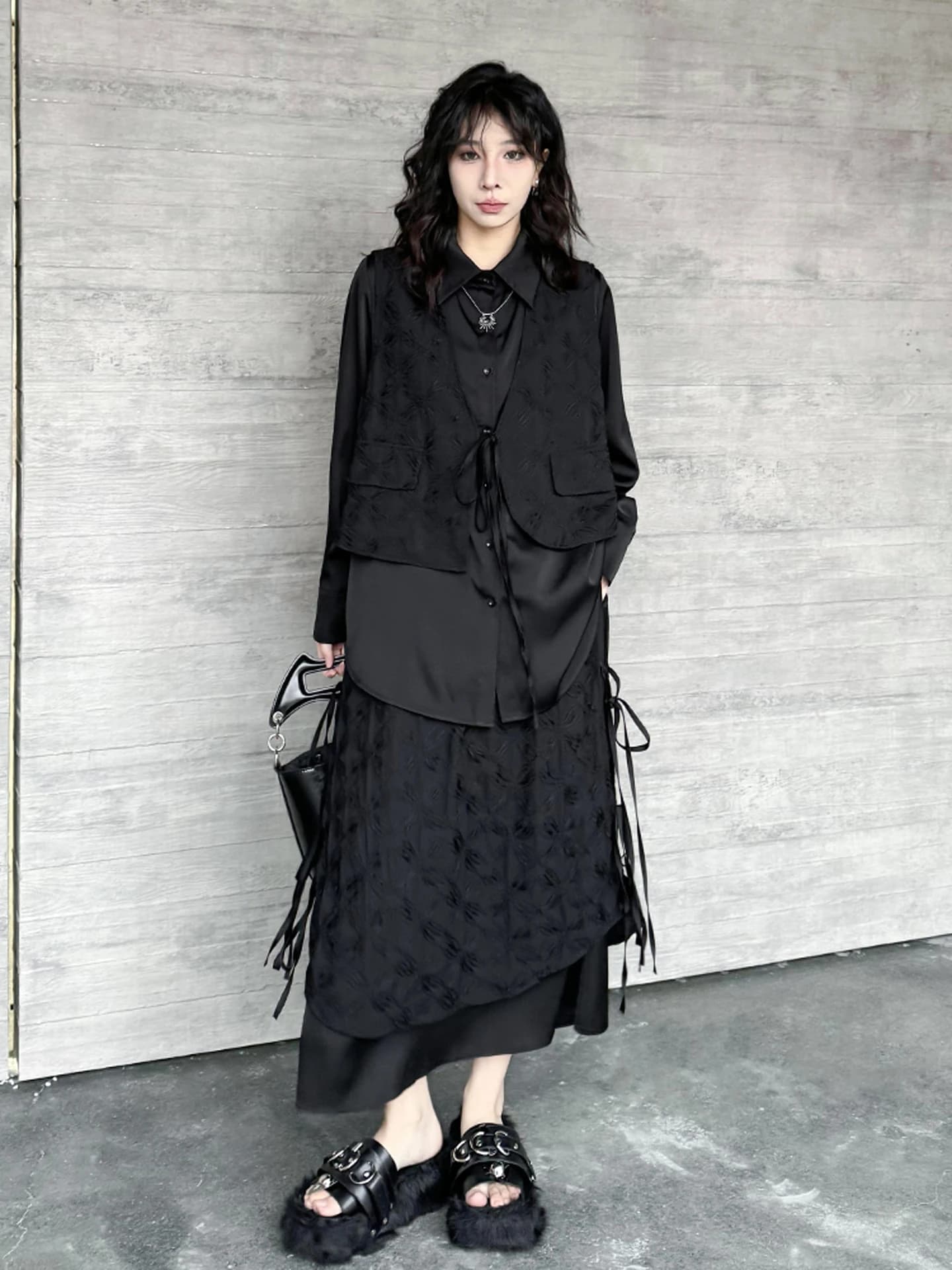 Completo gonna alla moda stile dark, nuovo design primaverile ispirato a Hong Kong, sensazione di design che snellisce, camicia finta due pezzi asimmetrica a mezza lunghezza