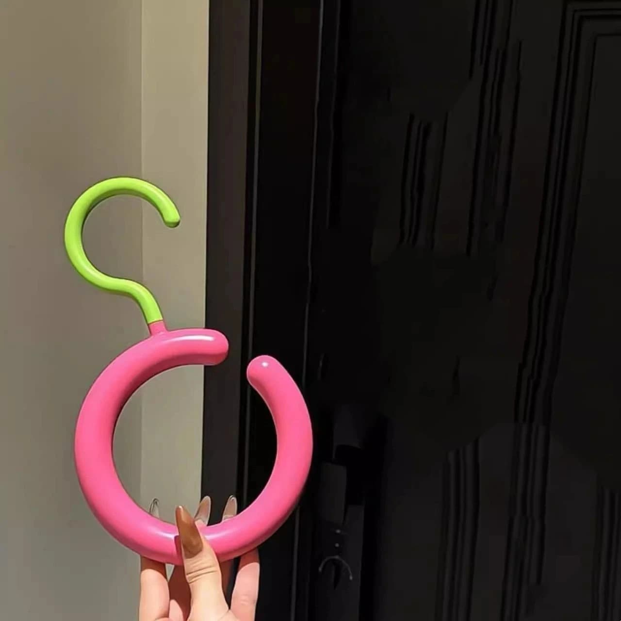 Rotating hooks for hat bags and scarves Dopamine coat hanger Non-perforated silk display Organizer shelf