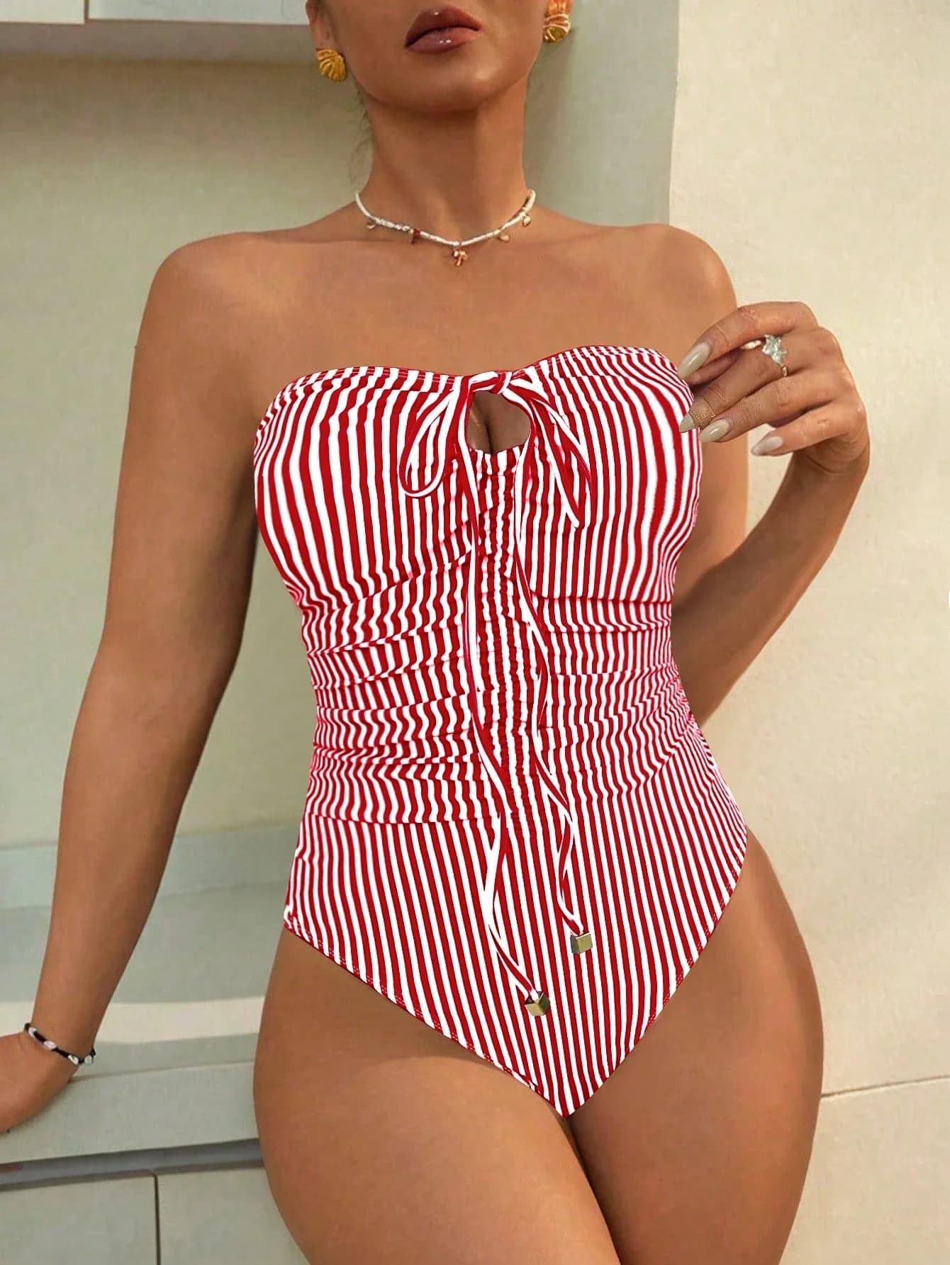 Costume da bagno intero da donna con strisce rosse e bianche e allacciatura arricciata
