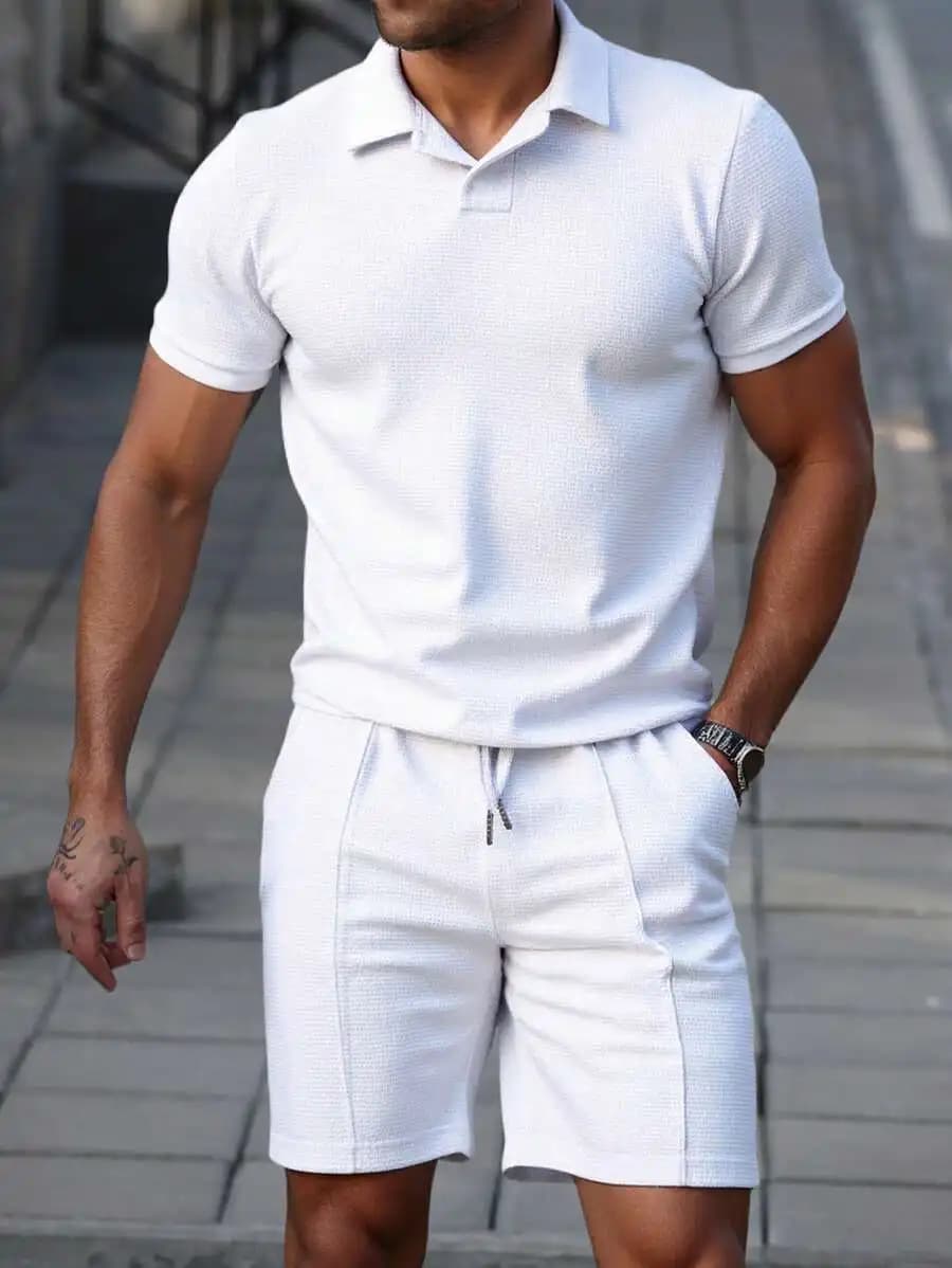 Set Estivo Casual da Uomo: Polo Bianca Texturizzata e Pantaloncini Abbinati, Completo Due Pezzi