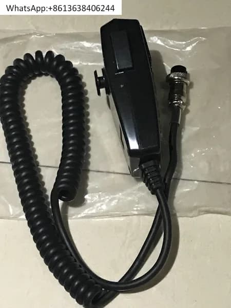 Mano con microfono walkie-talkie