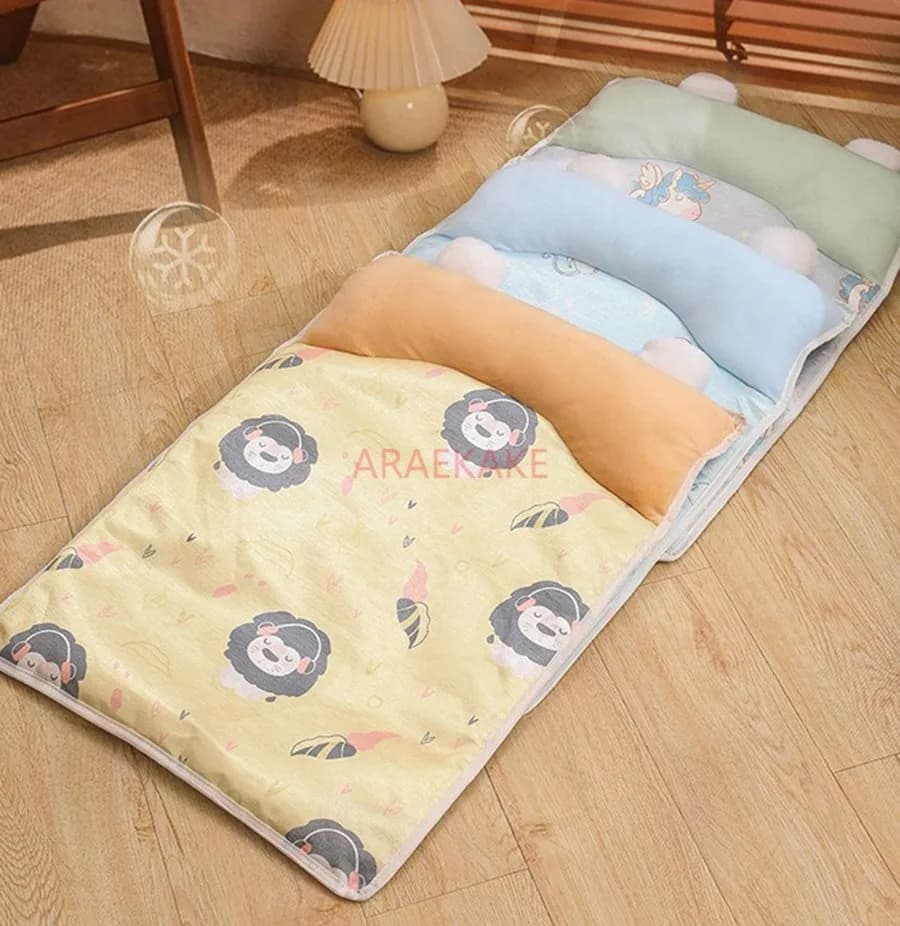 1 Pezzo Materassino Rinfrescante in Seta Ghiacciata per Cani e Gatti, con Cuscino Cervicale Integrato, Design Cartone Animato