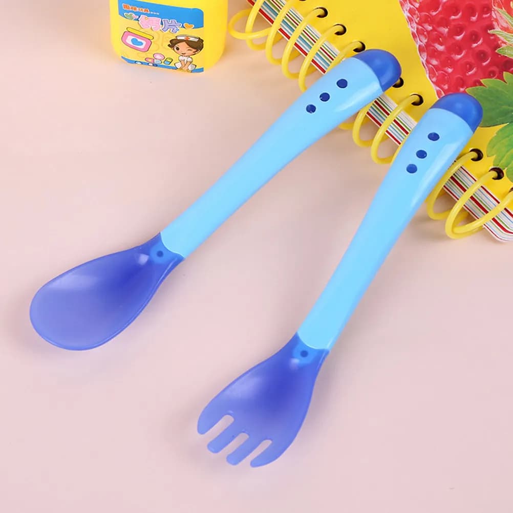 Set di 4 posate per bambini con sensore di temperatura, in materiale alimentare sicuro, con punta massaggiagengive per l'alimentazione di neonati e bambini piccoli