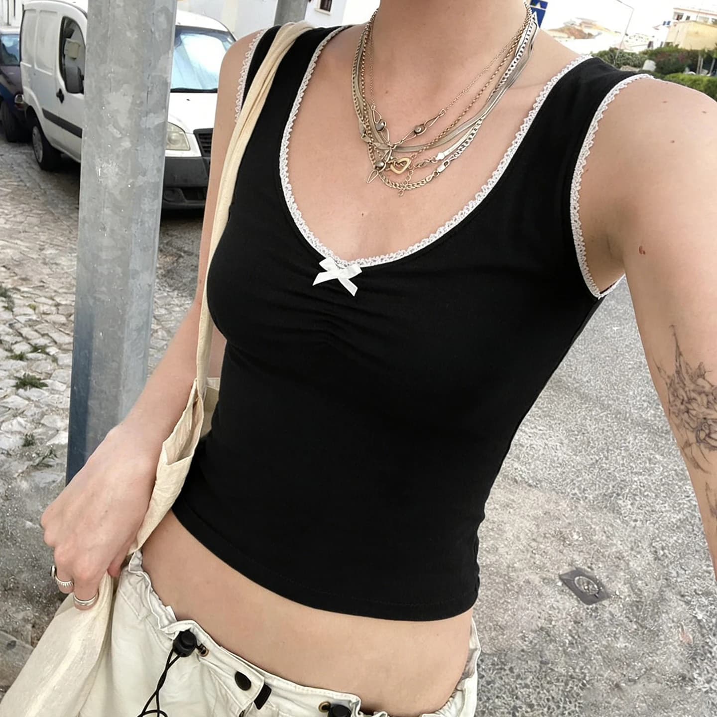 SUCHCUTE T-shirt slim da donna con bordo in pizzo, scollo a V sexy, manica corta con fiocco, top estivo casual Y2K, abbigliamento versatile Harajuku
