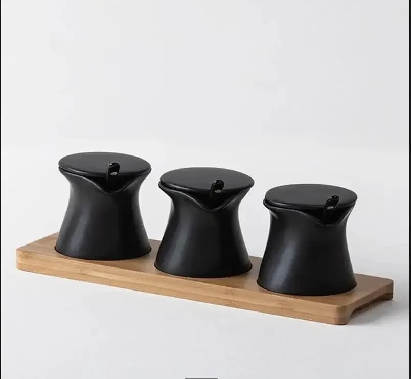 Set di pentole per condimenti nere con vassoio in legno, cucina di casa, spezie in ceramica, tre pezzi, sale, pepe, salsa di soia, aceto, scatola portaoggetti