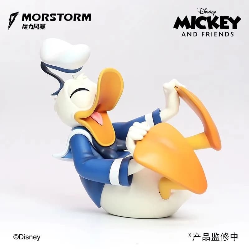 MOMOISM Disney Happy Duck 12,5 cm Statuetta Ufficiale Originale di Alto Valore, Modello da Collezione di Tendenza, Decorazione da Scrivania, Regalo per i Fan degli Anime