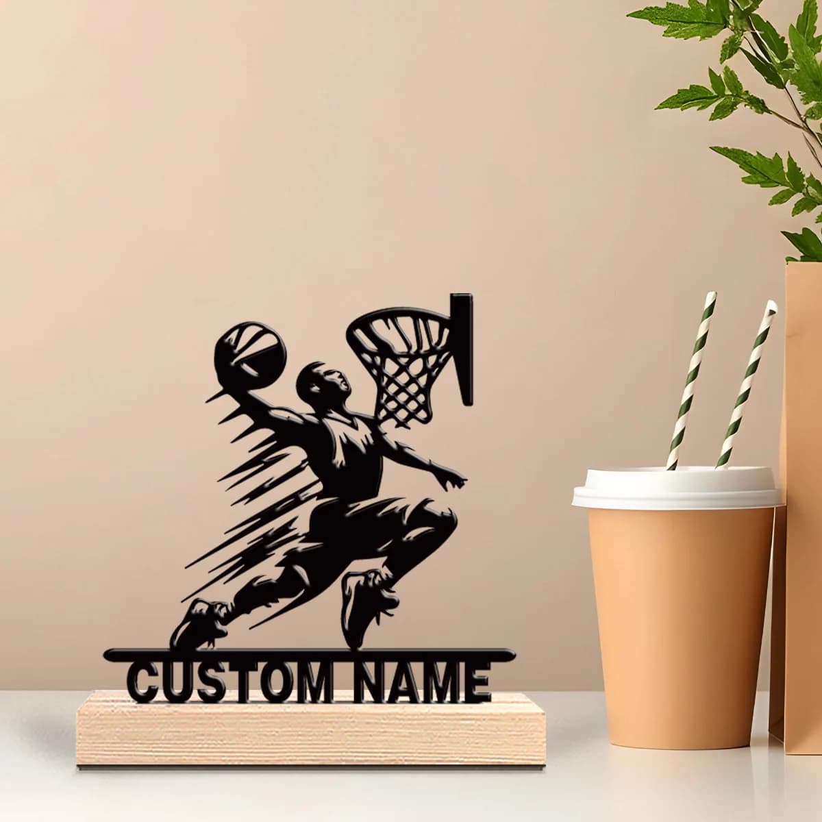 Statua Personalizzata in Metallo di Giocatore di Basket con Base in Legno, Decorazione da Tavolo per Cucina e Bar