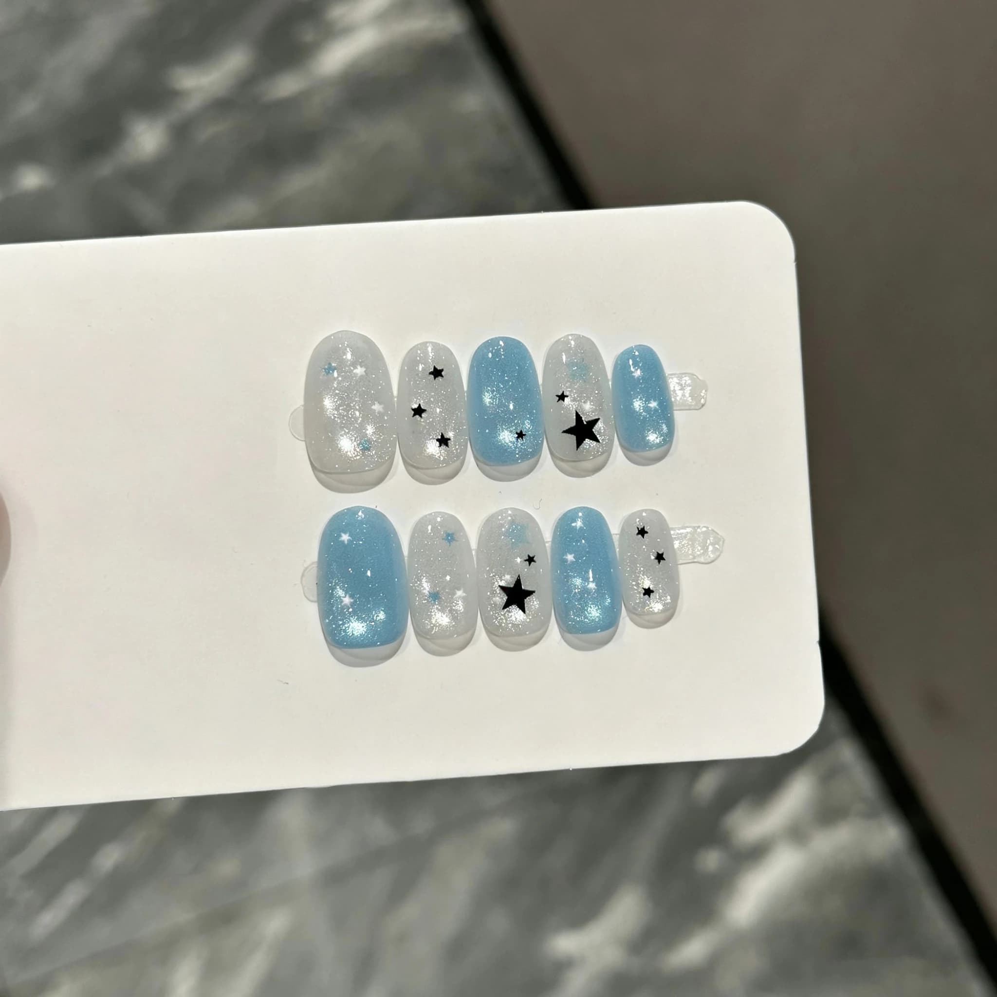 10 pezzi di unghie finte corte e rotonde, blu e bianche con glitter effetto occhio di gatto e design a stella nera, riutilizzabili, per donne, stile Y2K.