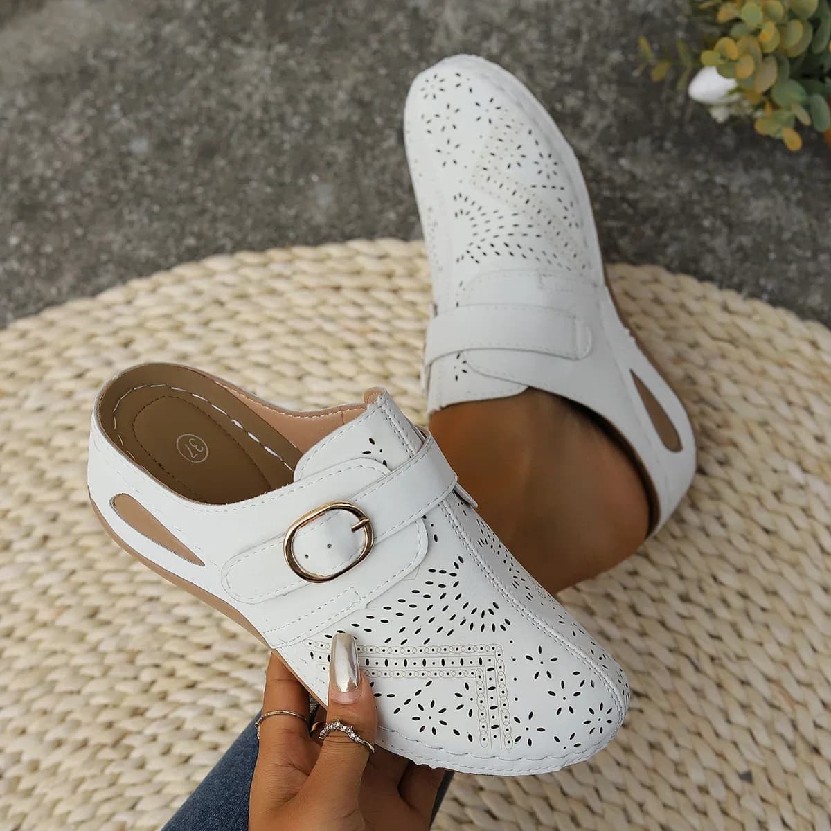 Pantofole da donna 2024 Nuova moda estiva Pantofole con plateau a punta chiusa Sandali da donna Scivoli vintage Scarpe da donna Pantofole con zeppa