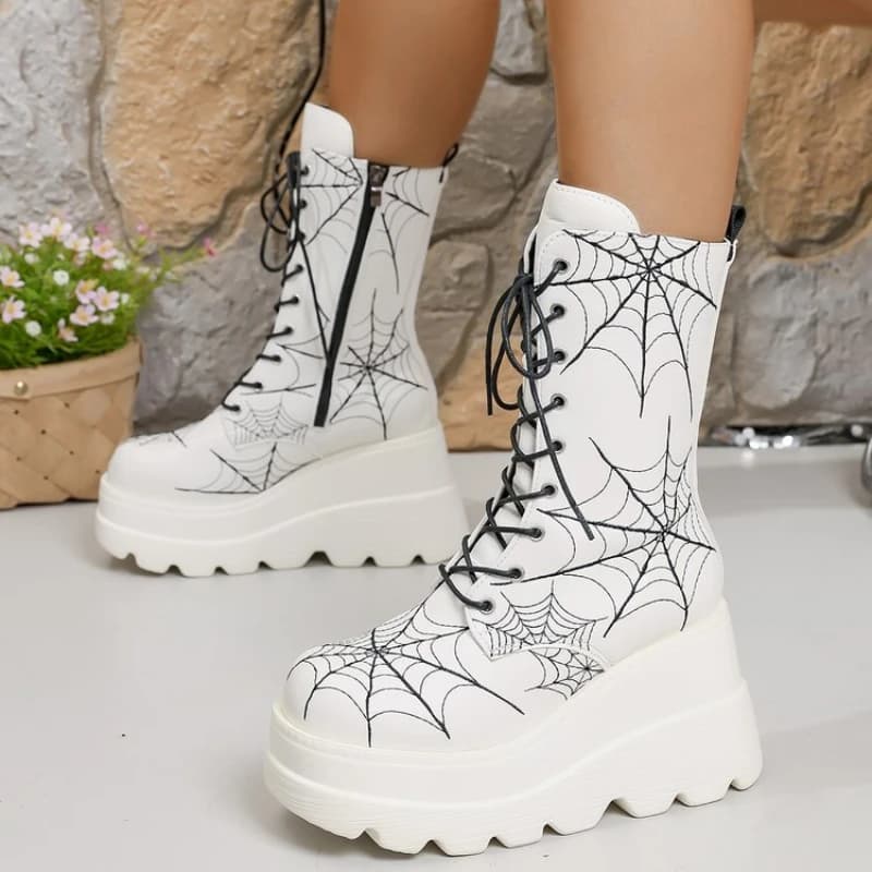 I nuovi stivaletti stringati con punta tonda presentano un tomaio unico, che li rendono un must per i festival musicali e gli outfit in stile punk.