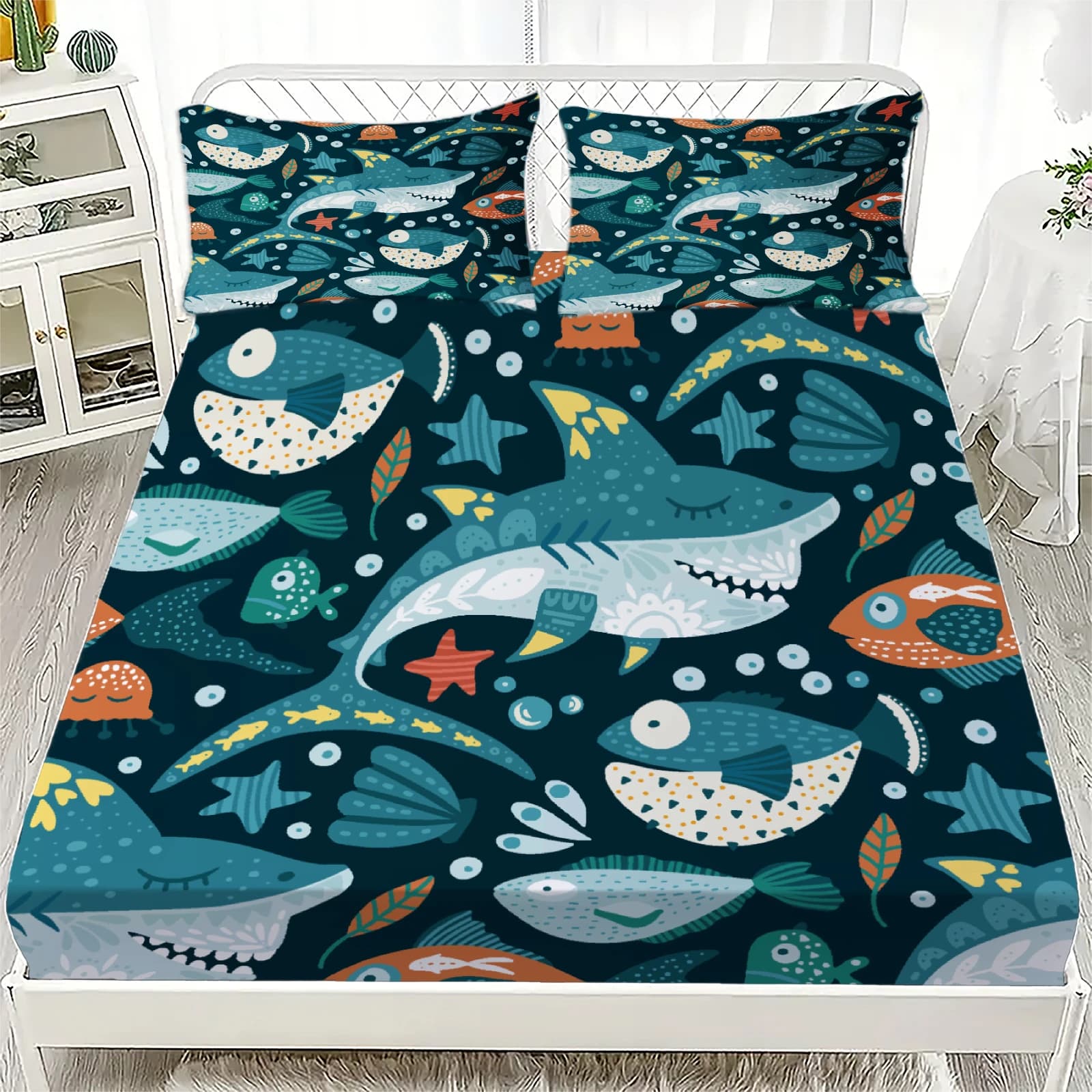 Set di 3 Lenzuola con Angoli Elasticizzati Stile Cartone Animato con Stampe di Squali, Pesci, Stelle, Conchiglie e Oceano, 100% Poliestere, con 2 Federe
