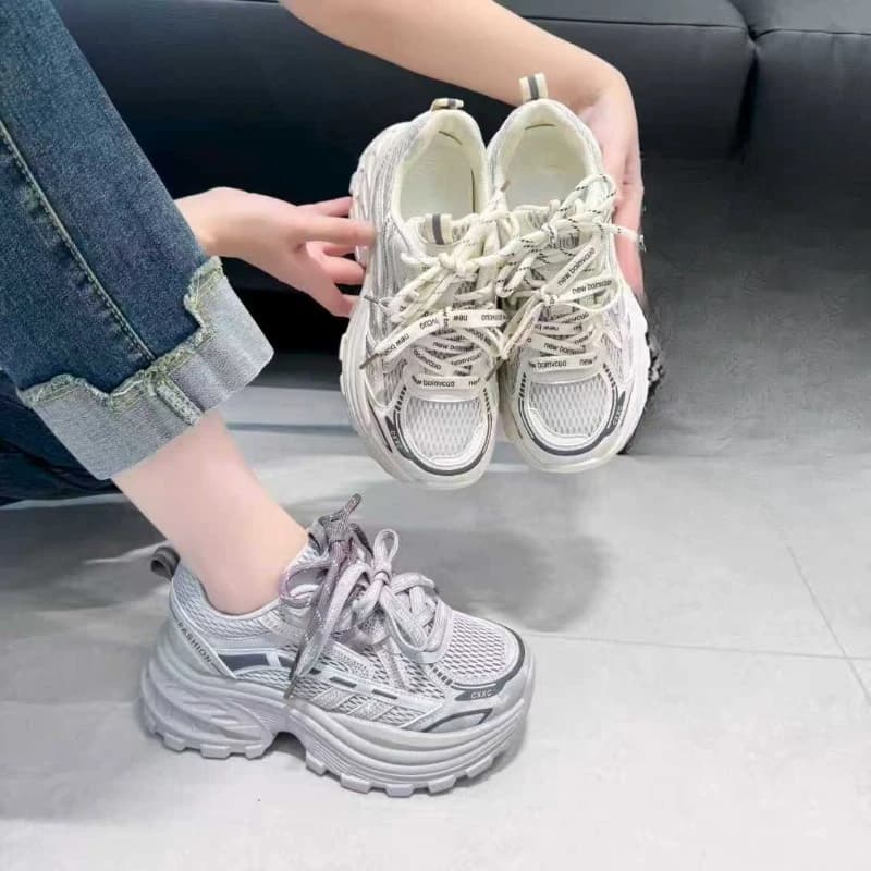 Sneakers con rialzo interno da donna, Nuova Collezione Primavera 2026, Punta tonda, Allacciatura, Suola platform, in Mesh leggero, Scarpe casual