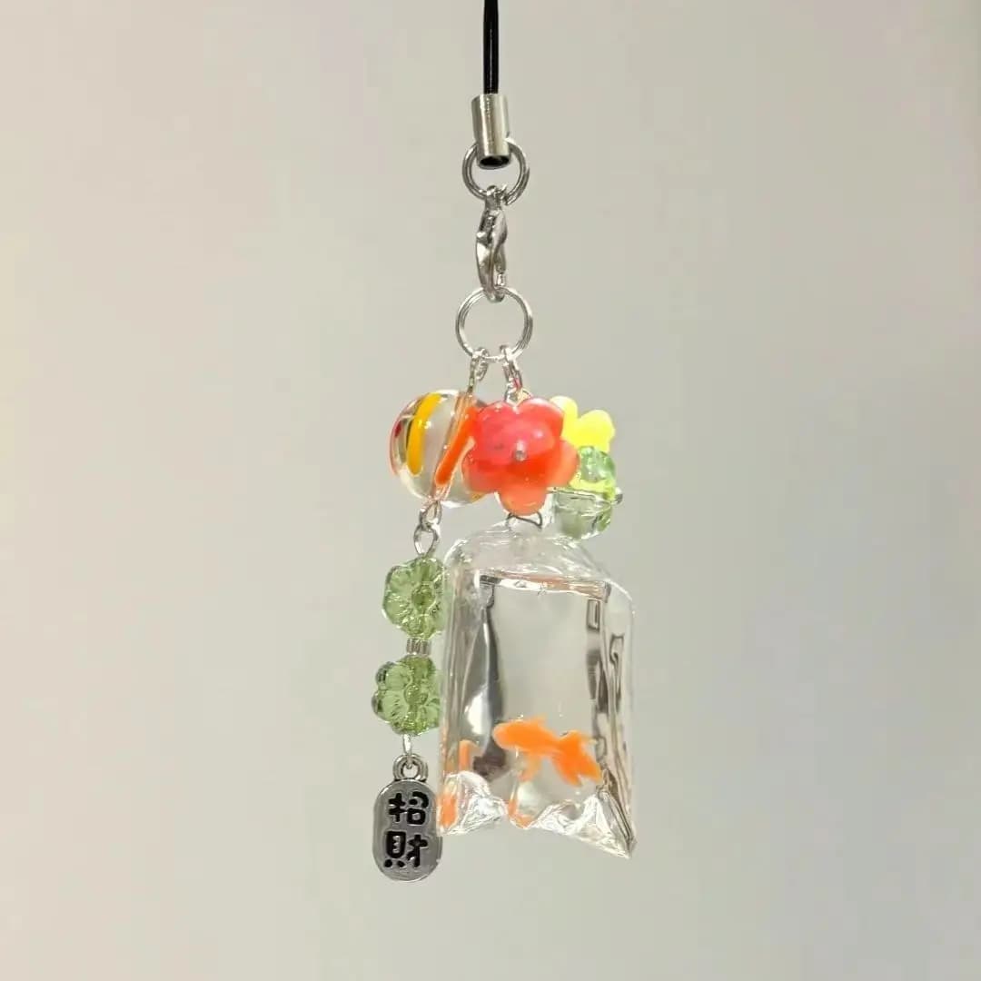 NUOVO Koifish Simpatico ciondolo con ciondoli per telefono Custodie colorate portafortuna per iPhone 15 Portachiavi con ciondolo per zainetto con fotocamera CCD