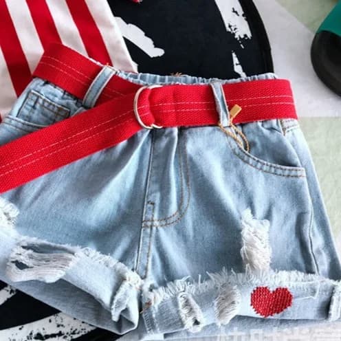 Pantaloncini di jeans azzurri da ragazza - Orlo strappato invecchiato e applicazioni a cuore rosso con fibbia per cintura in vita con lacci Boho Estate casual