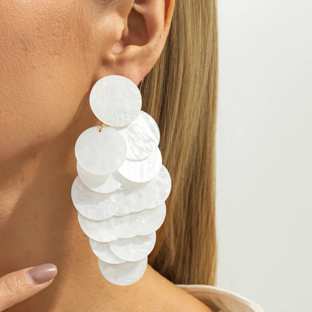 SHIXIN Elegante collana con pendente rotondo con paillettes acriliche bianche per le donne Orecchini pendenti geometrici della Boemia Accessori per gioielli da sposa