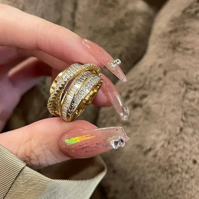 Anello da dito con zirconi cubici intarsiati di lusso leggero per le donne Anello aperto dal design classico con croce Gioielli da sposa per fidanzamento e matrimonio