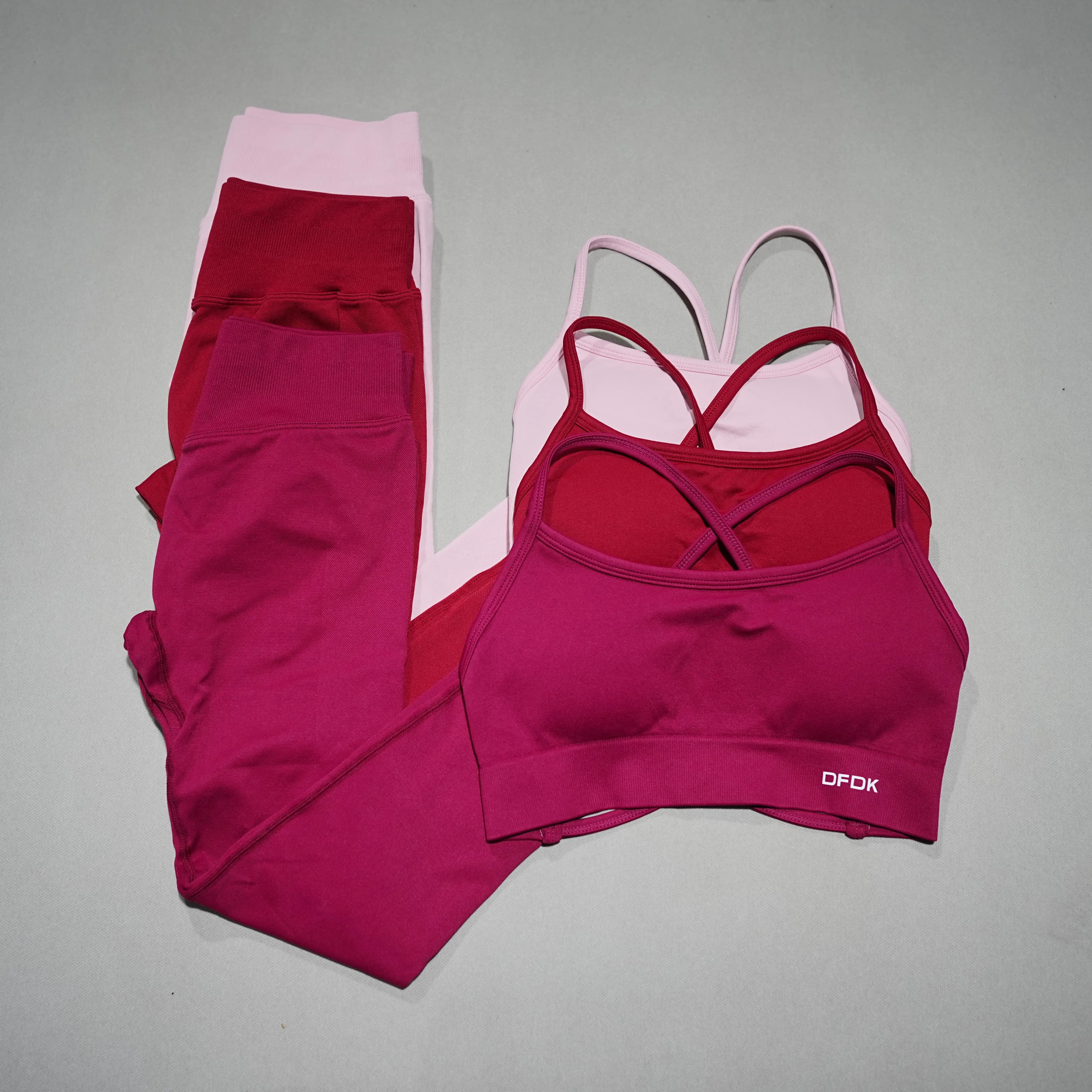 DFDK Completo Sportivo da Donna 2 Pezzi Senza Cuciture, Reggiseno Sportivo con Laccetti e Leggings a Vita Alta Elasticizzati, Outfit per Fitness e Corsa all'Aperto