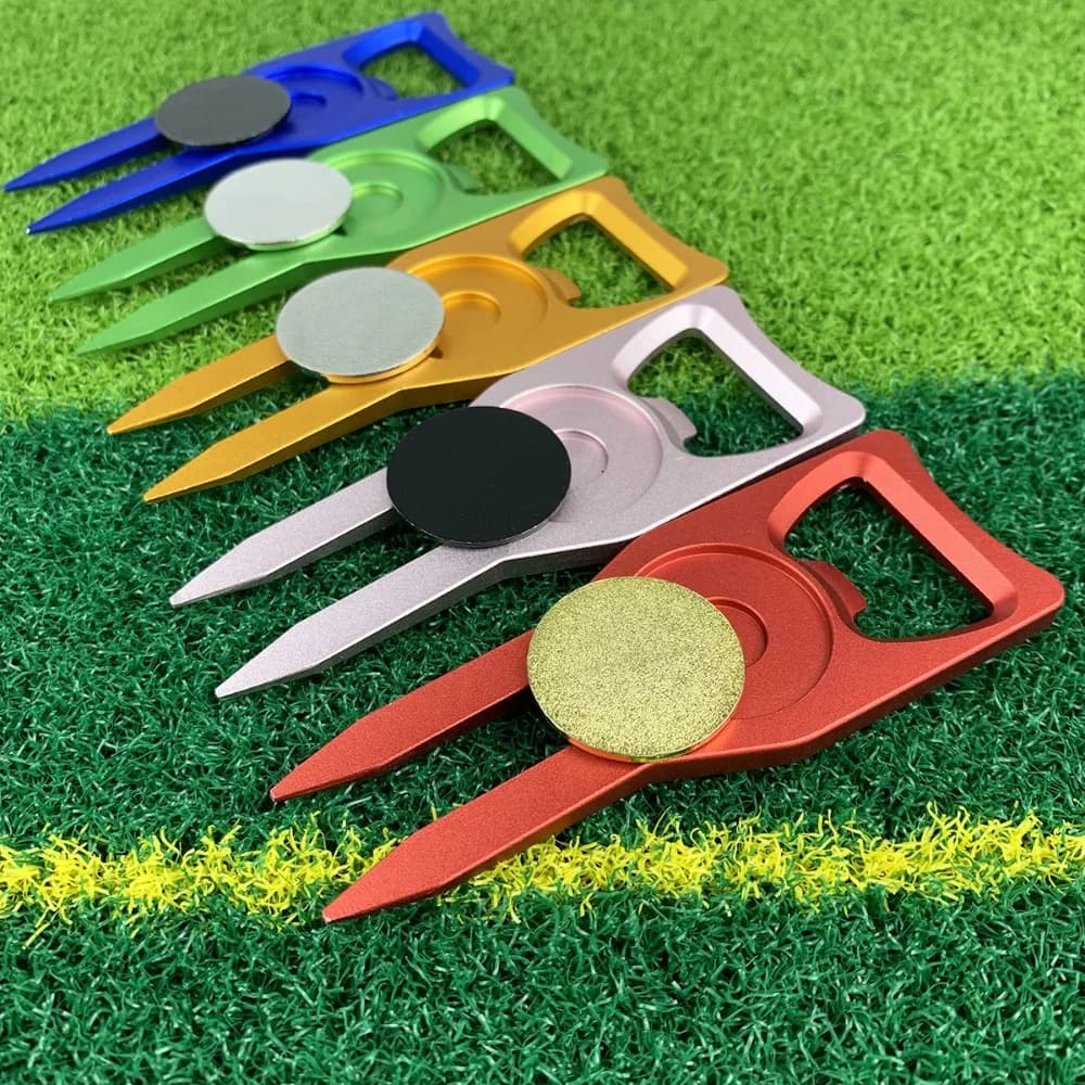 Accessori da Golf Spot: Forchetta Multifunzione in Lega di Alluminio, Apribottiglie, Clip Magnetica per Cappello, Marcatore Palla da Golf