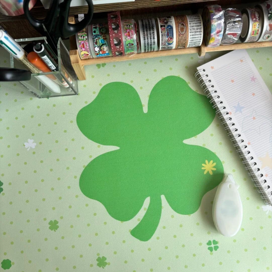 Tappetino da scrivania in pelle con protezione per gli occhi a quadrifoglio Tappetino per mouse grande e piccolo Tappetino da scrivania per giochi per ufficio domestico Tappetino da scrivania per PC portatile in pelle PU