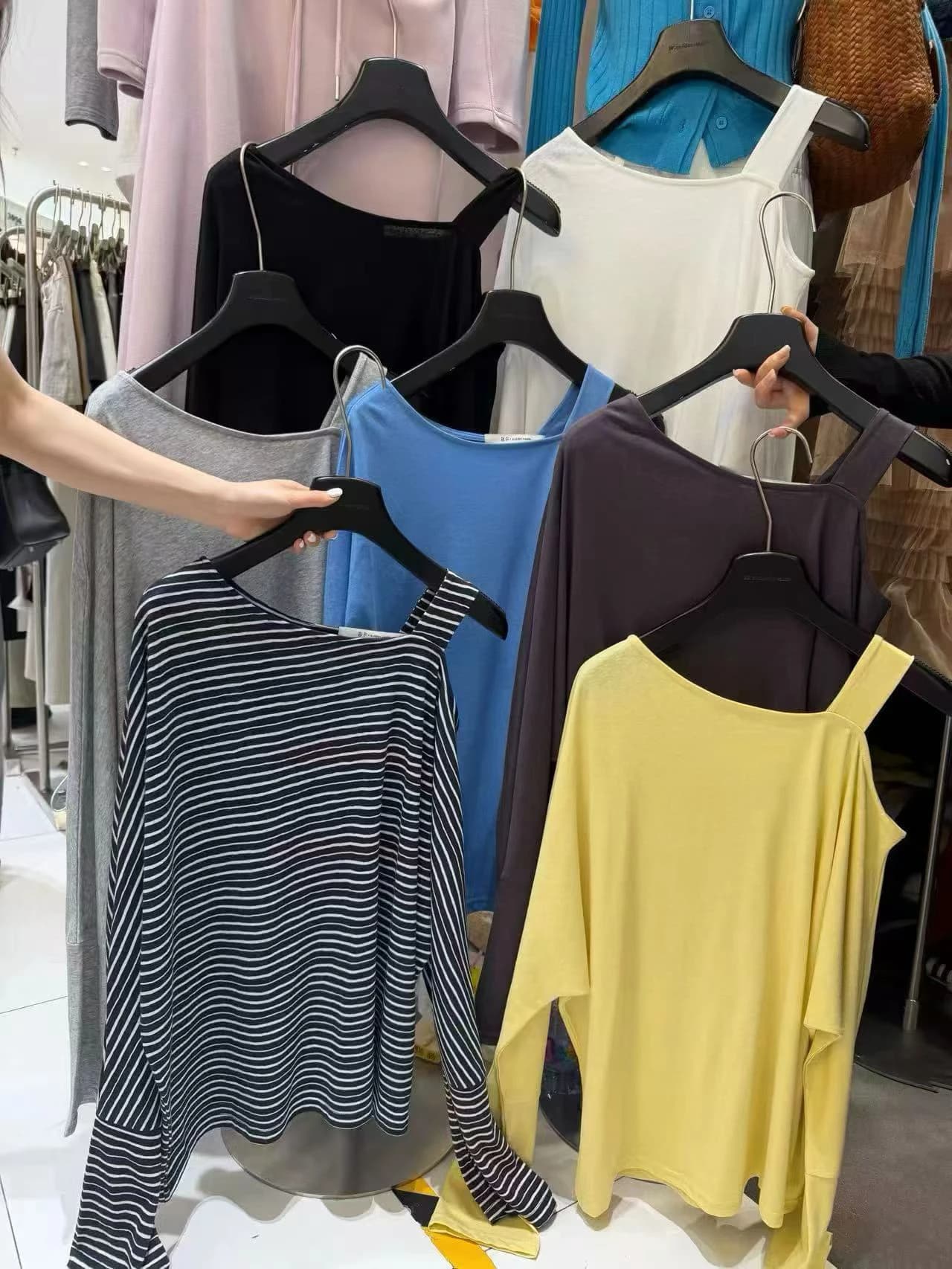 Nuova T-shirt Asimmetrica a Maniche Lunghe con Spalla Scoperta Stile Coreano 2026 da Donna, Protezione Solare, Copricostume in Cotone Traspirante