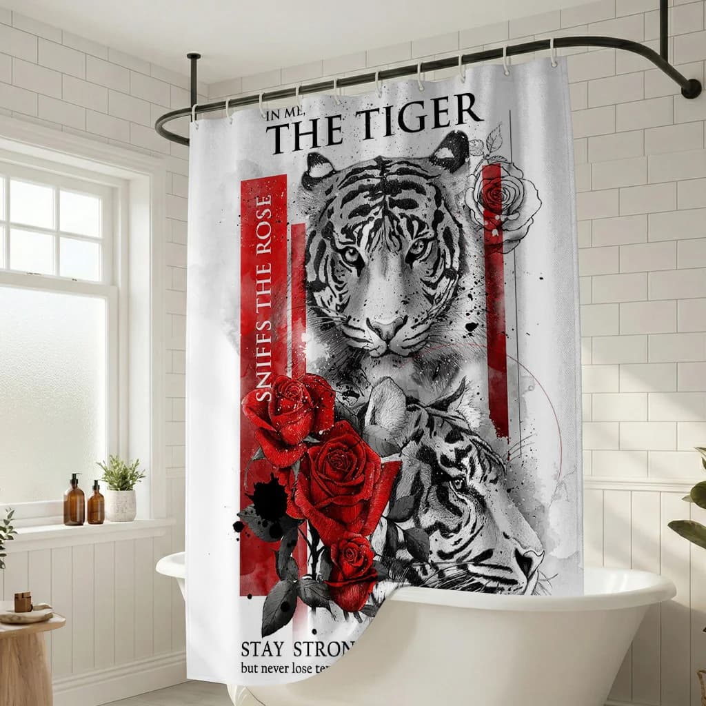 Tenda da doccia con citazione artistica creativa e forte: "Nella tigre che ho in me si annusano le rose" - Decorazione artistica per bagno e interni domestici