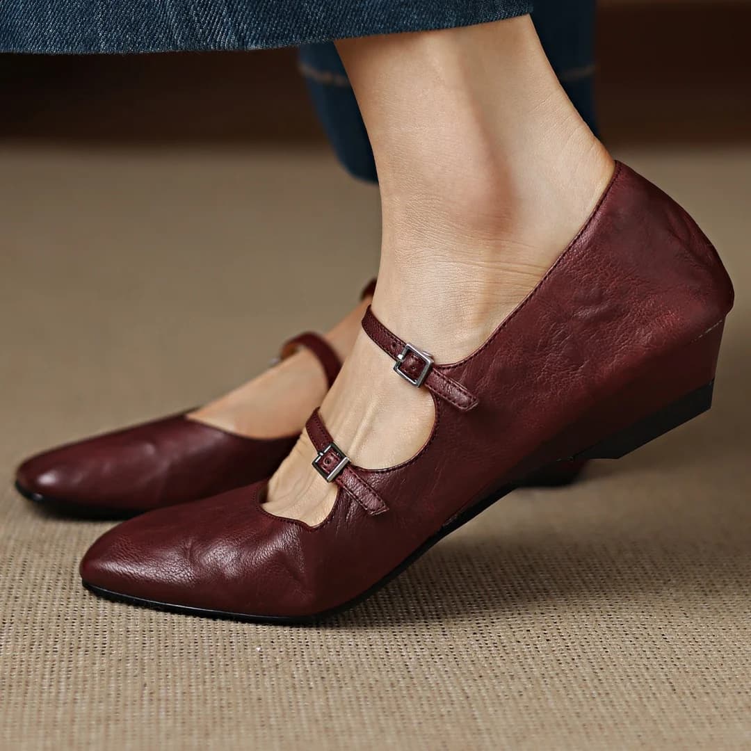 Scarpe da donna Mary Jane slip-on con doppia fibbia in metallo in pelle di pecora plissettata da donna, tacco a gattino da 2 cm, scarpe casual da donna morbide per tutti i giorni