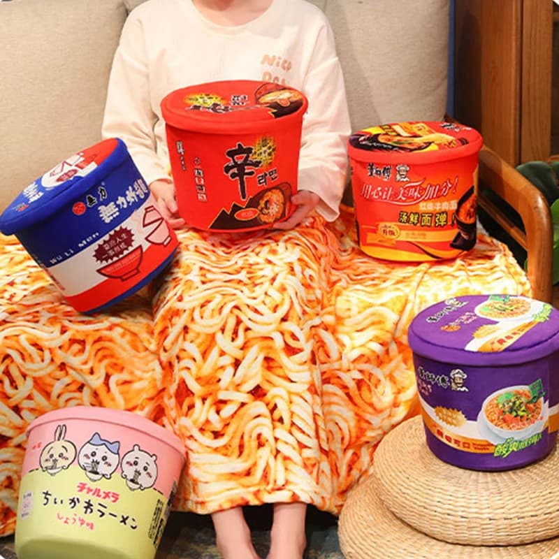 Divertente coperta per noodle istantanei Simulazione di cartoni animati Noodles istantanei Coperta per pisolino in peluche Ramen Noodle Cuscino Coperta a canna di stoccaggio