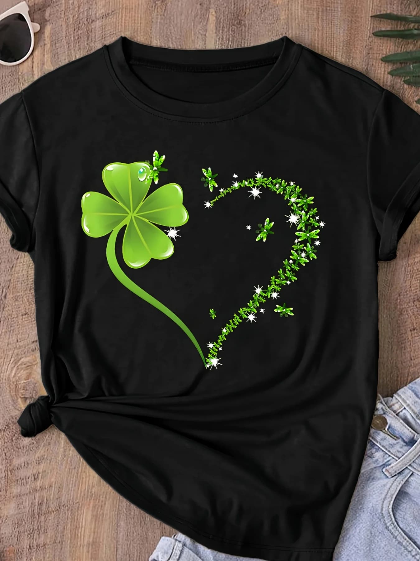 T-shirt girocollo snellente con stampa a quadrifoglio e motivo a cuore per abbigliamento femminile primaverile ed estivo