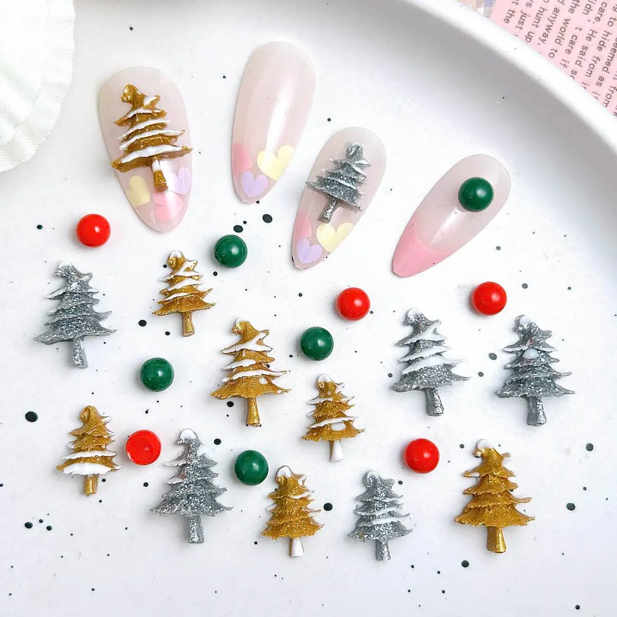 50 pezzi in resina cartone animato mini albero di Natale ciondoli per unghie fondo piatto perline rosse e verdi parti di decorazione per unghie per manicure fai da te