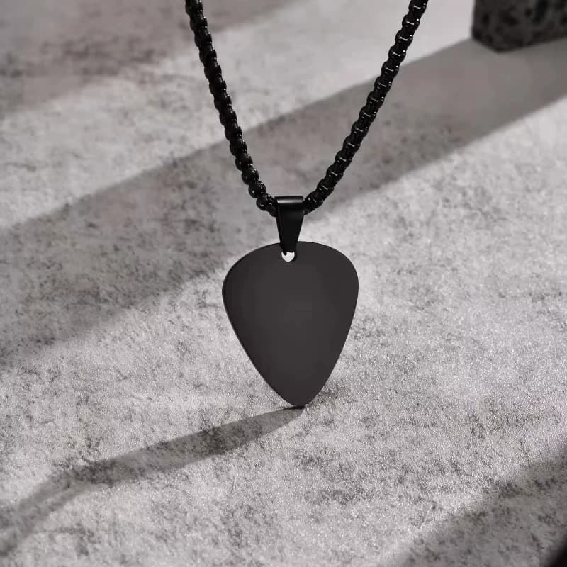 Collana con Plettro per Chitarra Unica per Uomini e Ragazzi, Ciondolo in Acciaio Inox a Forma di Plettro, Regalo per Amanti della Musica