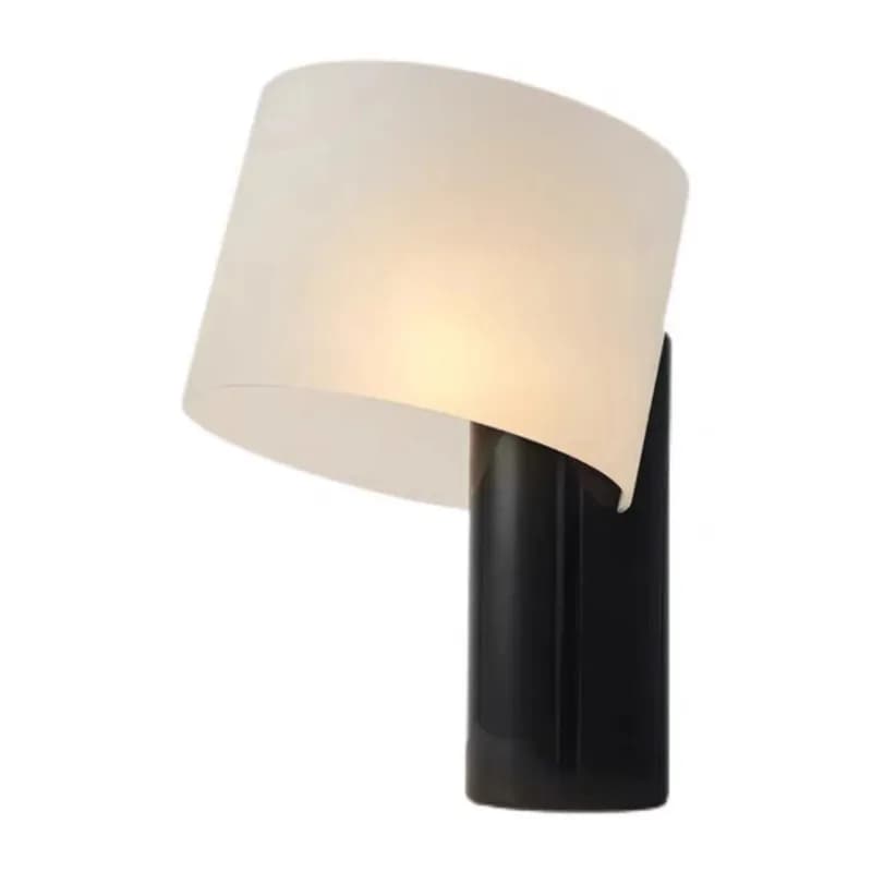 Semplice lampada da scrivania in marmo compatta e versatile sul comodino della camera da letto in acrilico