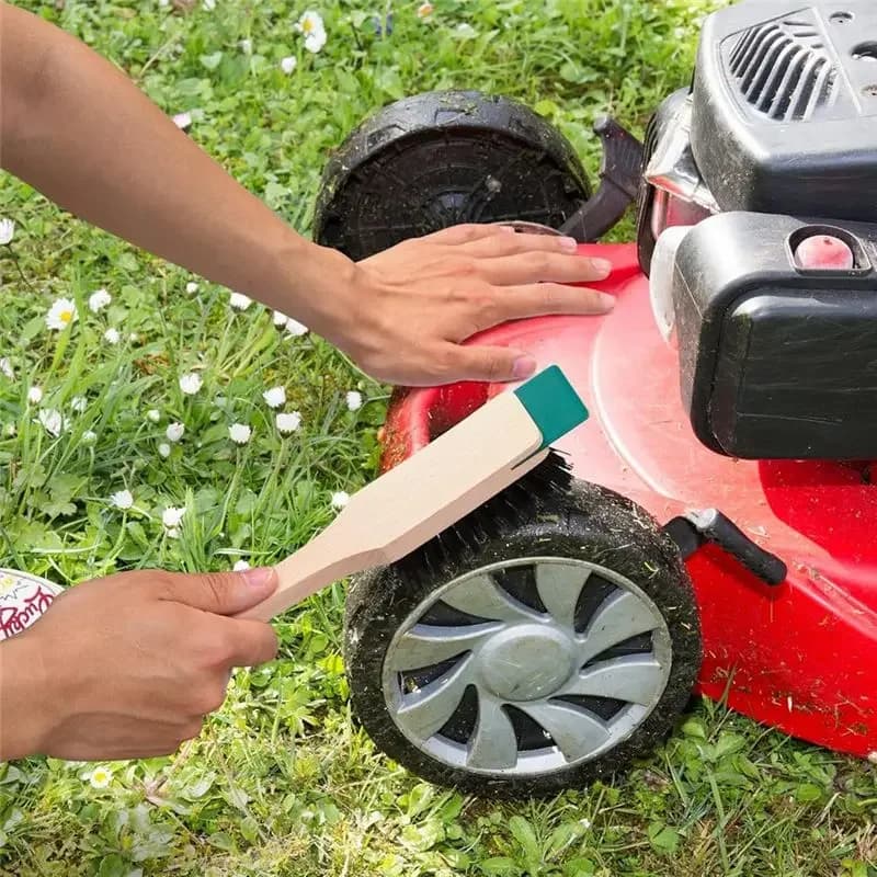 Brush for scraping the lawn, suitable for cleaning the worktop of the garden lawn mower.