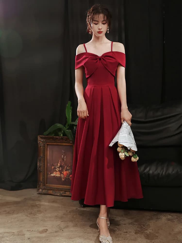 Abito da sposa rosso lungo monospalla elegante e lussuoso da donna, modello slim, semplice, con cerniera a vita media e gonna a trapezio.