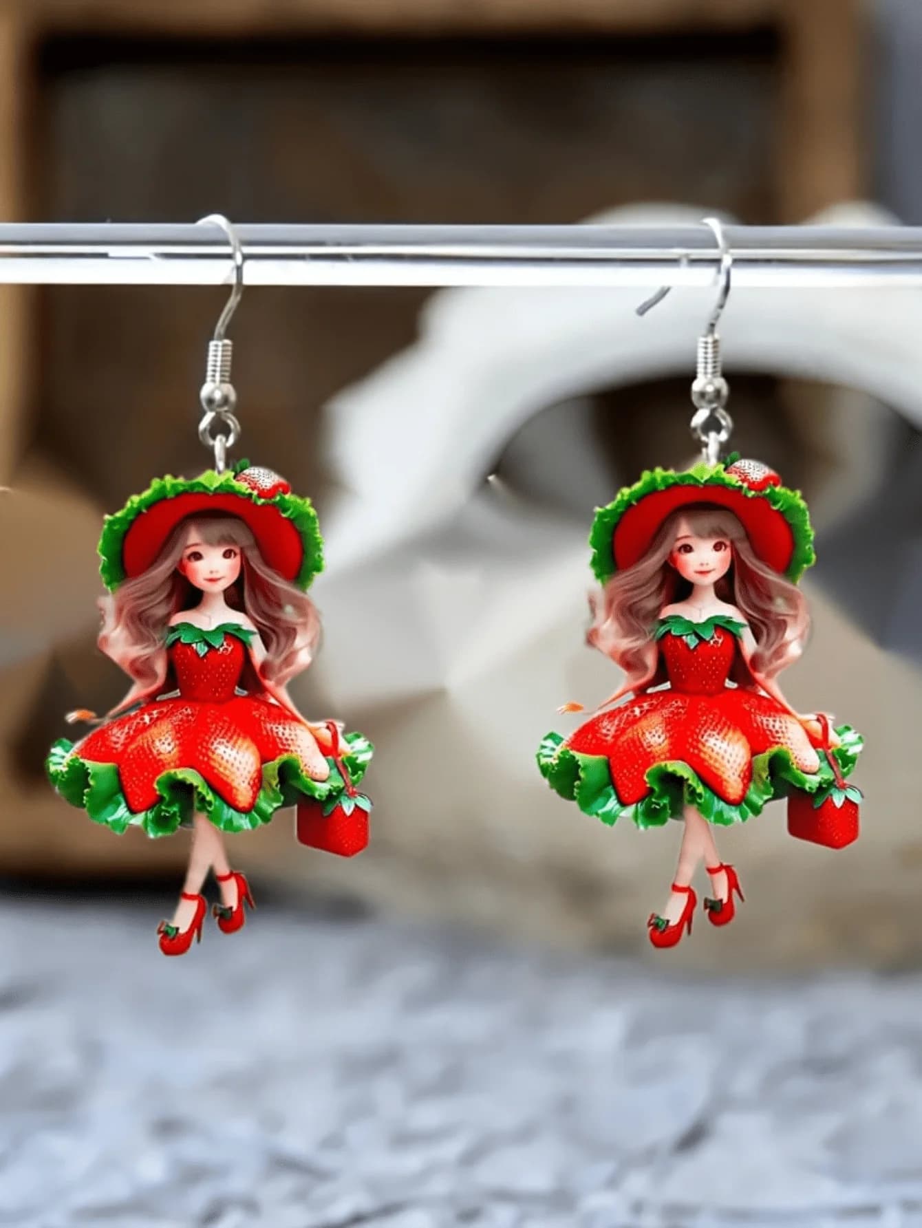 Orecchini a Forma di Bambola con Tema Fragola e Design Abito Rosso, in Lega e Resina, per Occasioni Festive