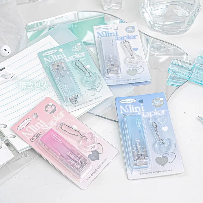 Set di mini cucitrice da 1 pezzo per studente Cucitrice solida di colore sfumato trasparente con pendente Forniture per rilegatura portatili