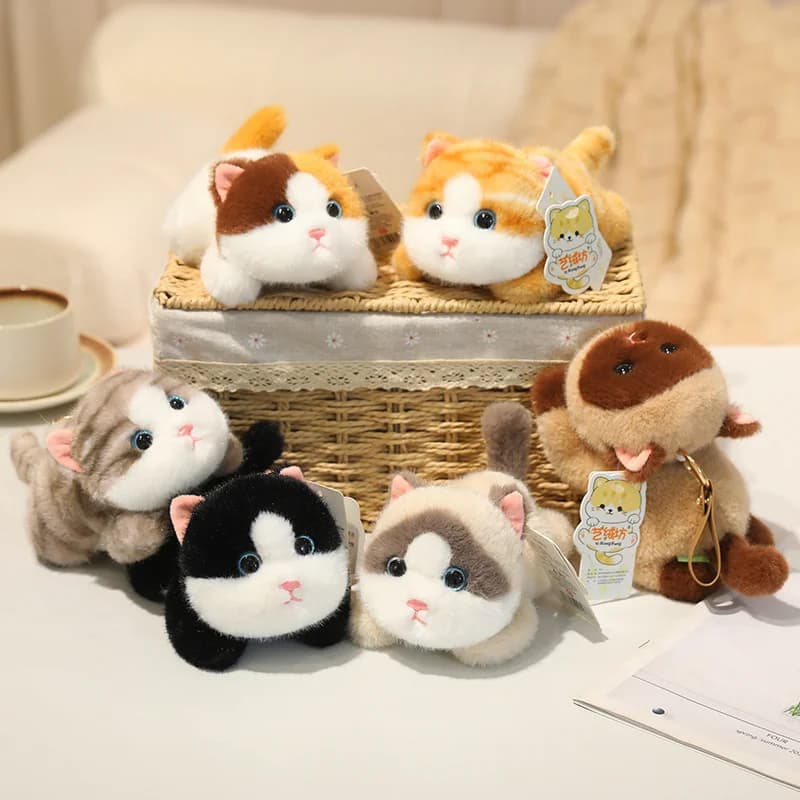 Peluche Gatto Carino da 16 cm, 6 Stili, Animale di Peluche, Gatto Calico, Piccolo Ciondolo, Squisito Compagno da Tavolo, Portachiavi in Peluche, Regalo