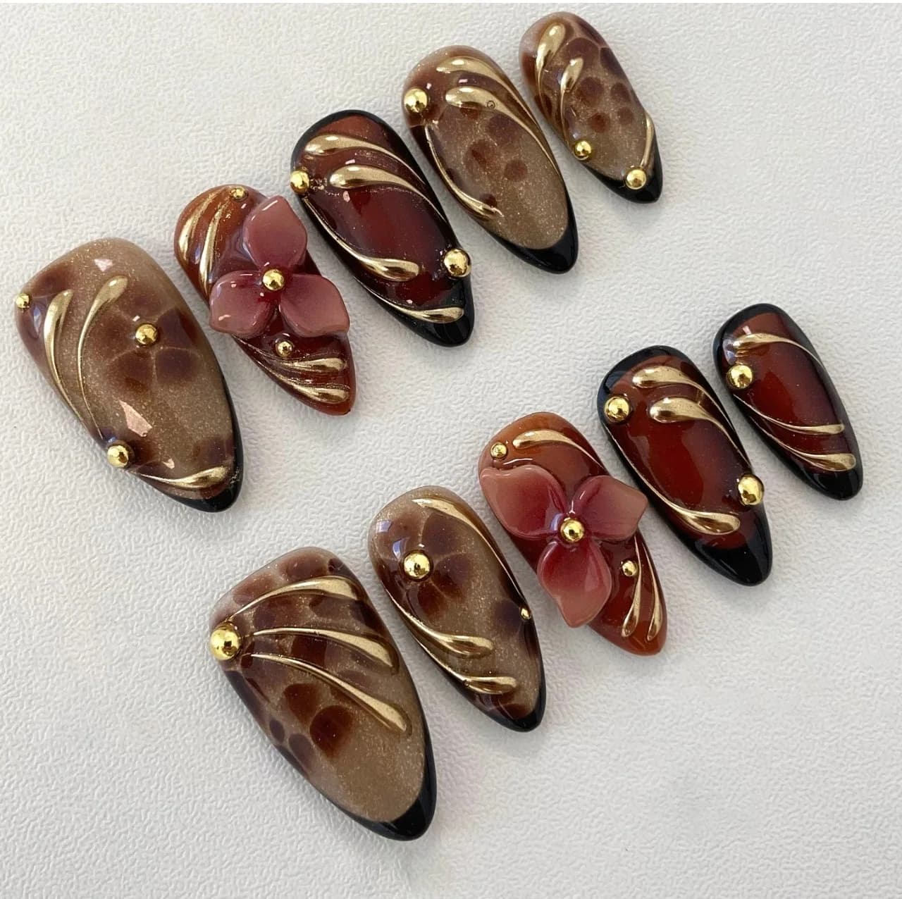 24 pcs. Fin Nails in Mandorla with Brown Leopard Print, Golden Pearl Design, Women's and Girl's Flower Fin Nails, Press-on Nails