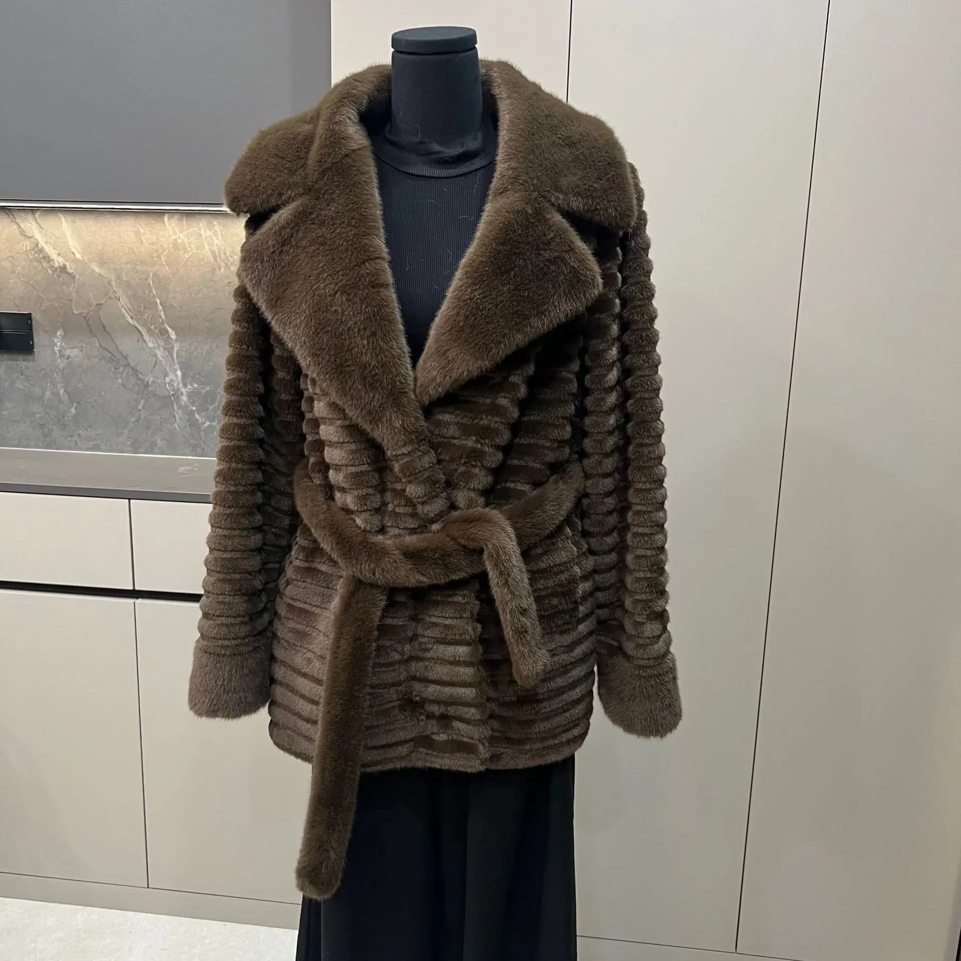 Women's Ecopelliccia Jacket, Trendy Jacket in Finta Pelliccia, Blazer Corto con Colletto, Design a Righe Orizzontali con Cintura di Vita