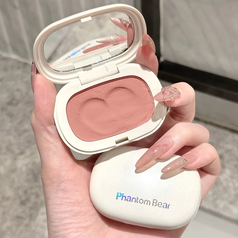 Blush monocolore Texture setosa Resa cromatica elevata Nessuna sensazione di polvere Bassa saturazione Crema fard opaca naturale a lunga durata