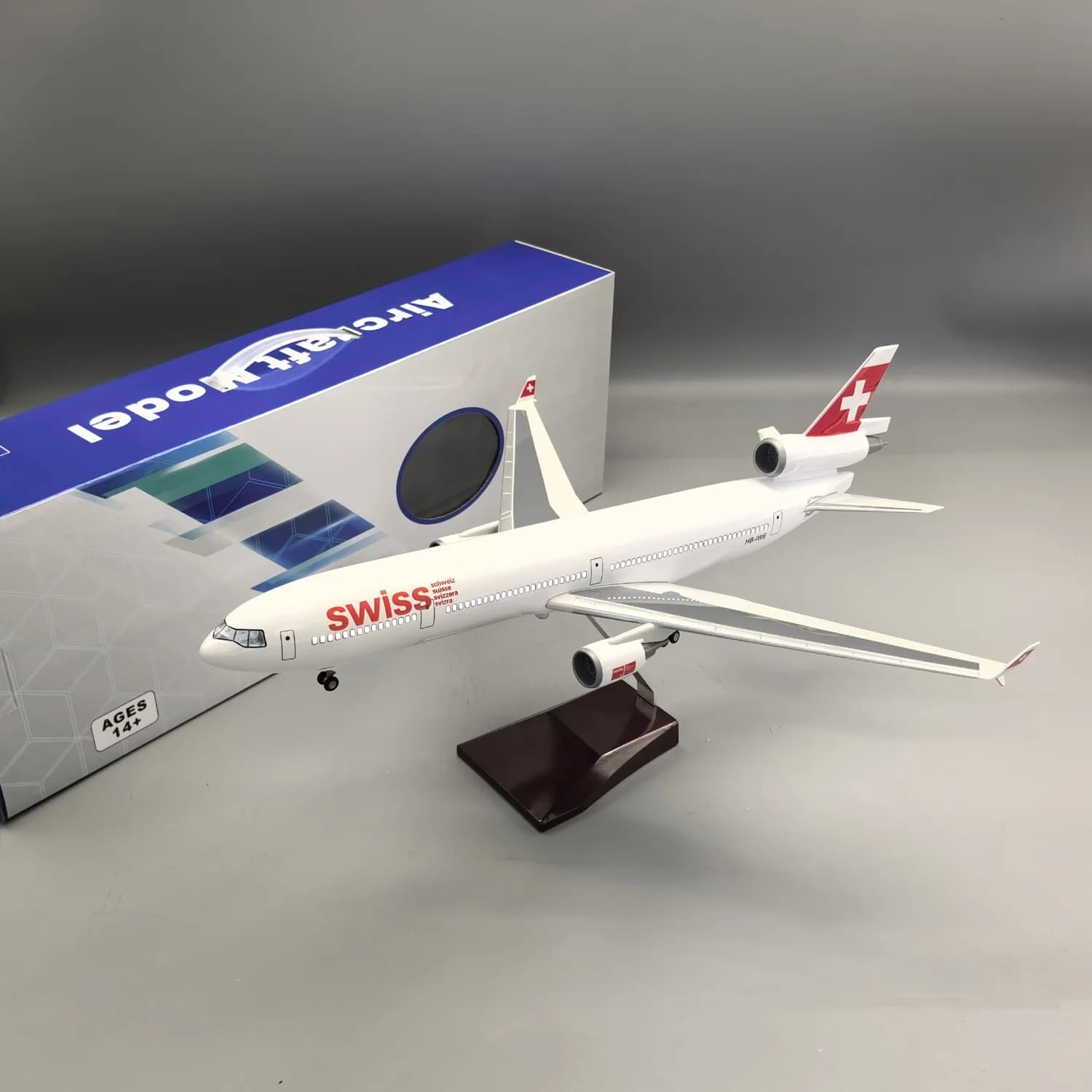 Modellino di Aereo in Scala 1/85 Swiss Airline MD11, 47CM, in Resina Pressofusa con Luci, Ruote e Carrello di Atterraggio, Regalo da Collezione per Ragazzi