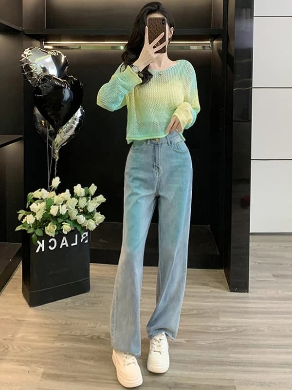 Completo da donna alla moda con top a maniche lunghe traforato e jeans a gamba larga, set due pezzi, Primavera 2026, outfit trendy per la prima primavera
