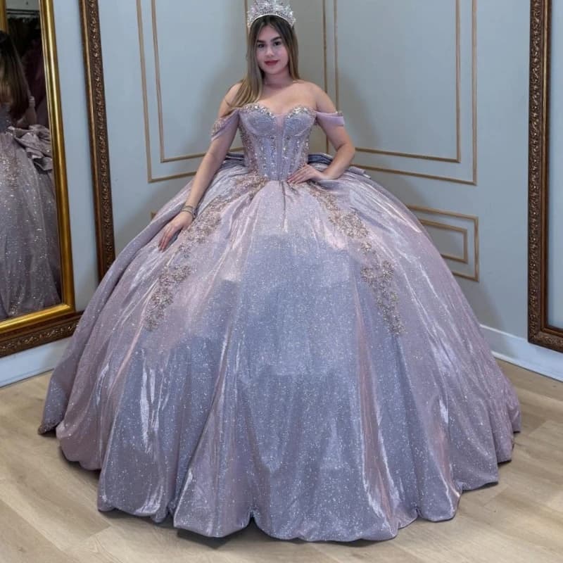 Abiti Quinceanera lilla chiaro lucido Abito da ballo con spalle scoperte Applique Perline di pizzo Fiocco Tull Corsetto Festa di compleanno Dolce 16