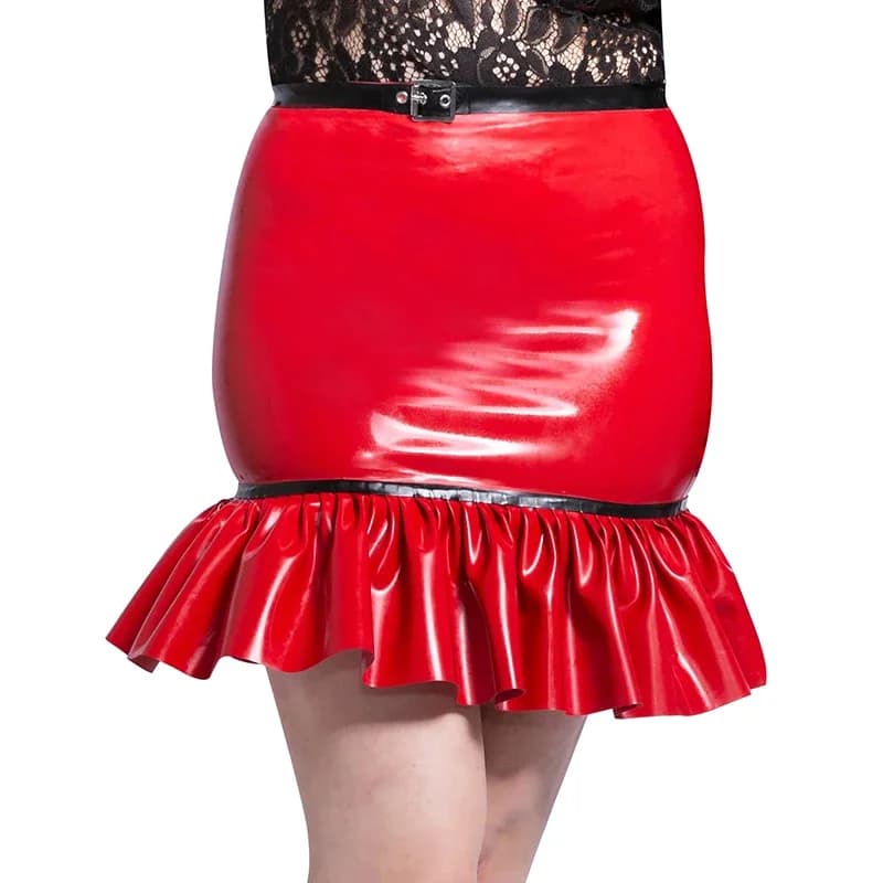 Minigonne sexy di design fatte a mano in lattice rosso e nero con fibbie sul davanti con volant e bordi in gomma