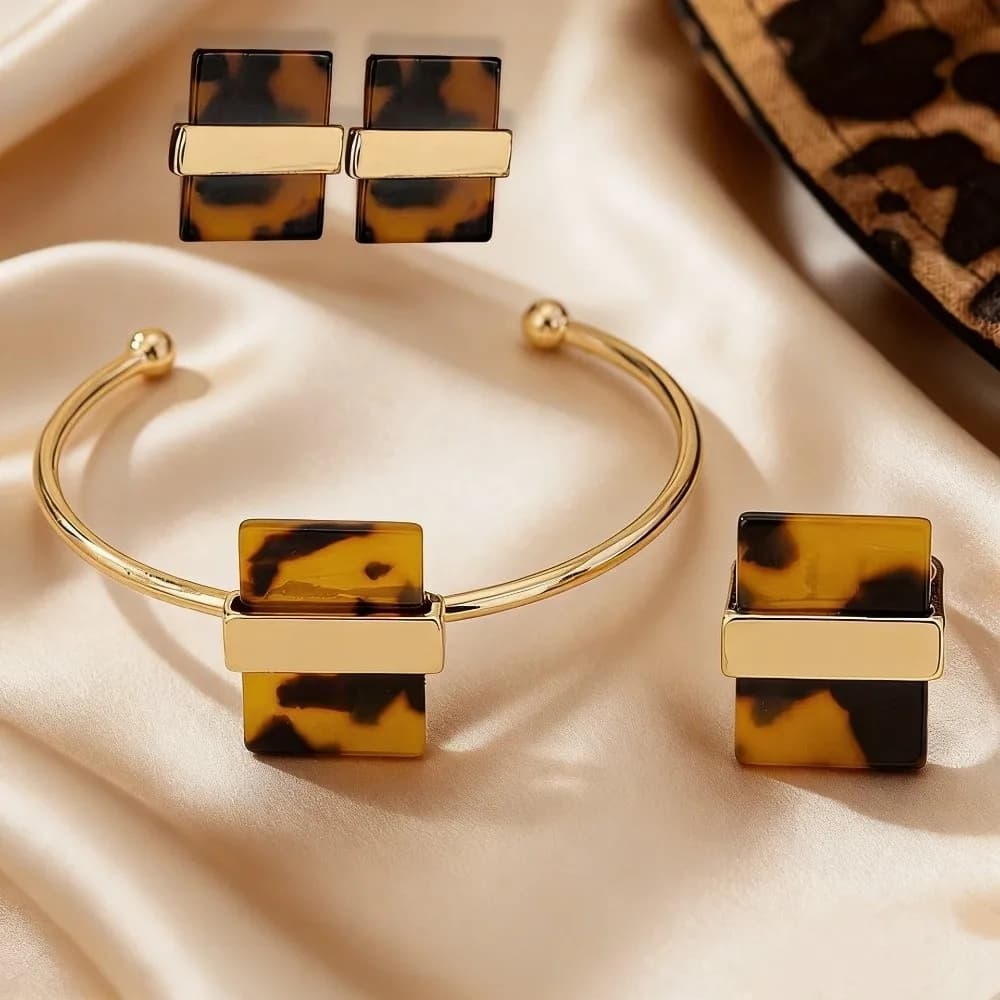 Elegante combinazione di bracciale, anello e orecchini, design circolare semplice, gioielli con stampa leopardata, materiale acrilico, stile minimalista