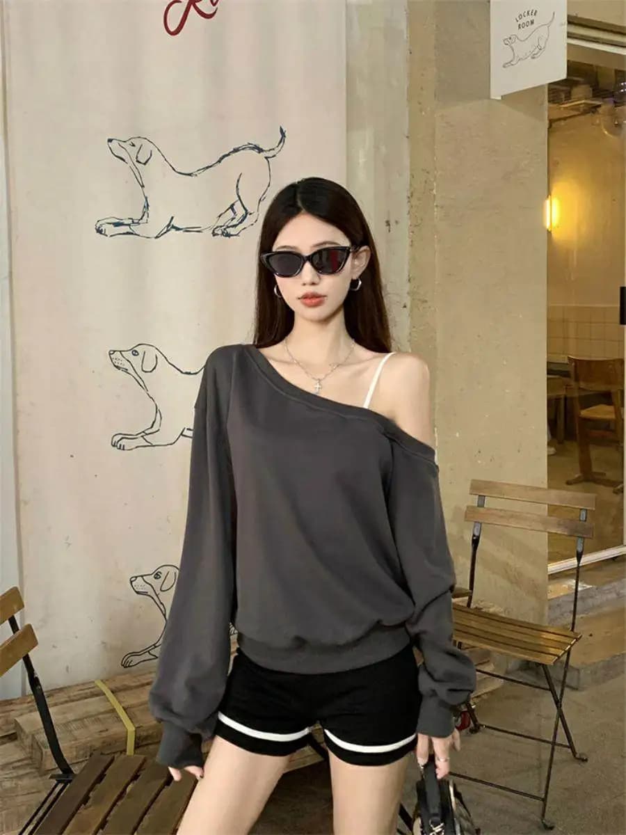 Completo da donna casual con spalle scoperte, T-shirt, gilet e pantaloncini corti - Collezione Primavera