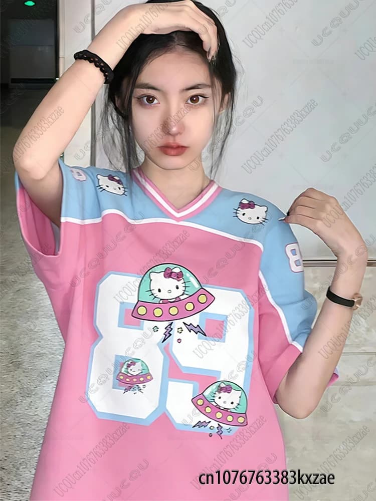 Sanrio Estate Nuovo Cartoon T-shirt per le donne Hello Kitty Scollo a V Manica corta Tees Casual Sport Maglie da calcio Y2K Street Top
