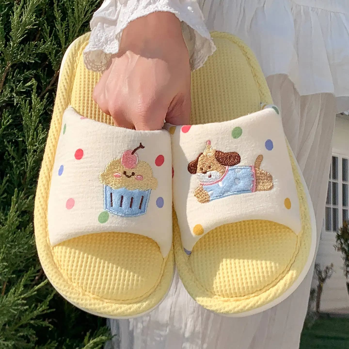 Women's linen Slippers with animated embroidery, breathable home shoes in cotton and linen, comfortable slippers for indoors