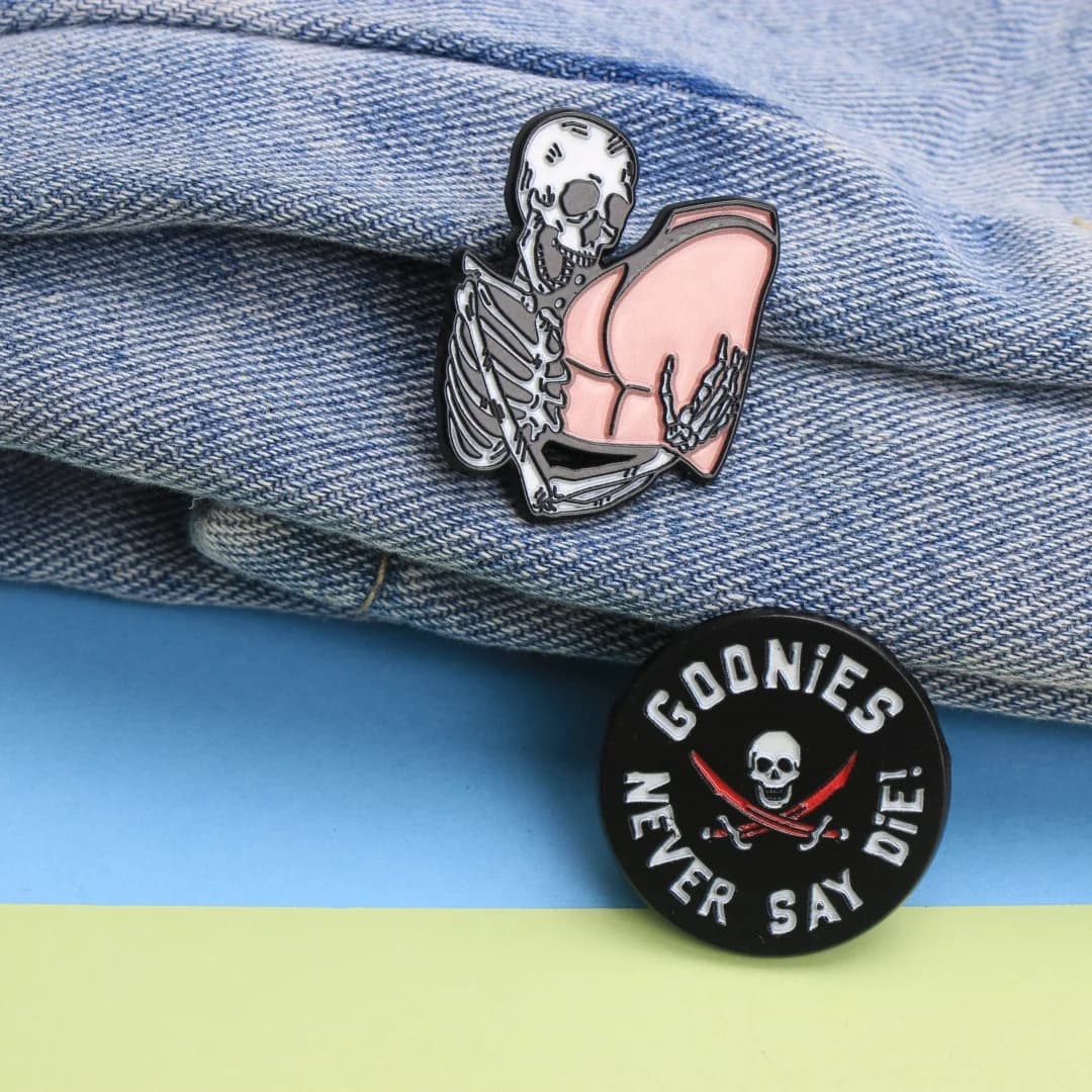 GOONIES NEVER DICE DIE! Spilla smaltata - Distintivo da bavero con teschio e scheletro di cartone animato per zaino, regalo punk fai da te