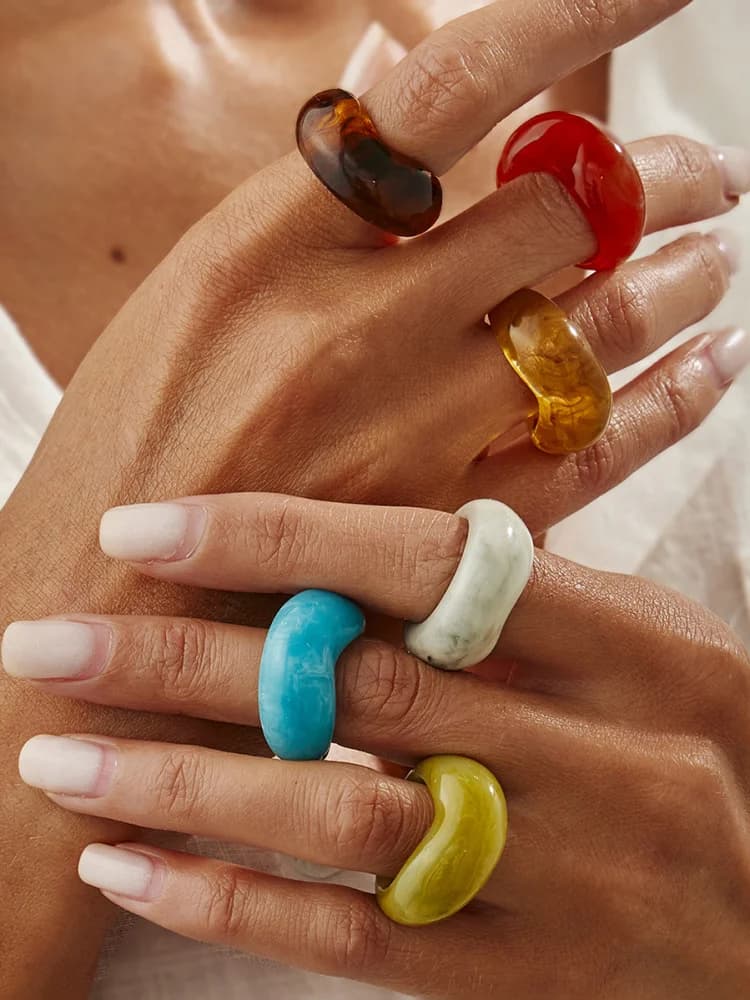 Anello in Resina con Sfumature di Colore, Design Geometrico a Onde in Acrilico, Anello Elegante e Alla Moda per Donne