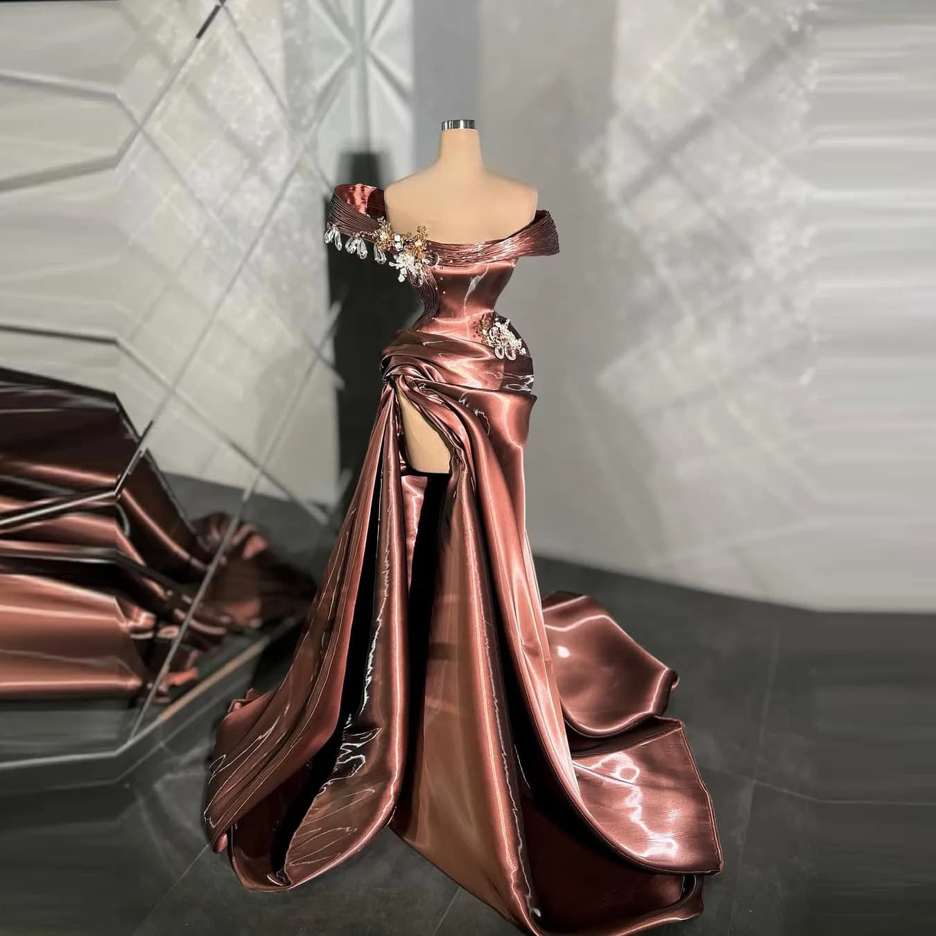 Elegante abito da sera con abito da ballo in raso per abiti formali da cocktail per feste di ballo con ricami floreali e decorazioni in cristallo